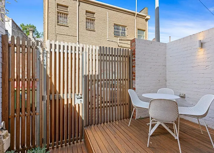 Stylish 2-Bed Victorian Terrace In Carlton